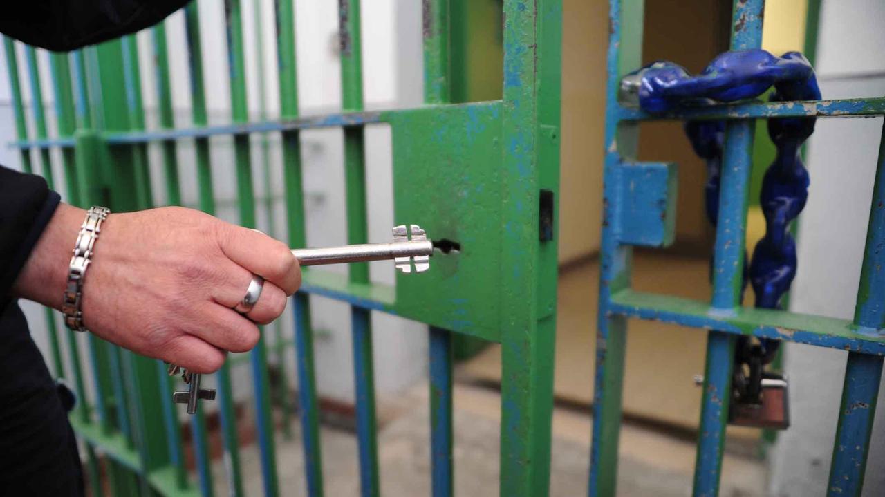 A processo per tortura 5 agenti del carcere di San Gimignano, condannato il medico