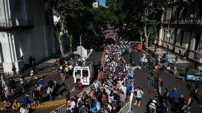 Maradona: molte migliaia in fila per rendere estremo omaggio