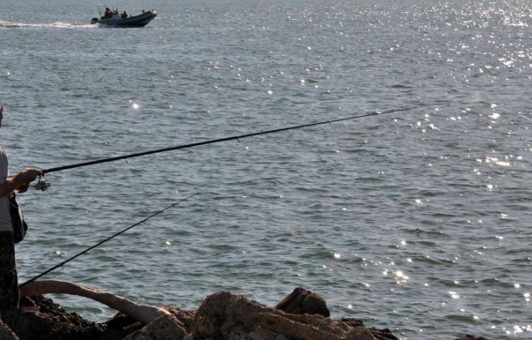 Un pescatore in una foto d'archivio
