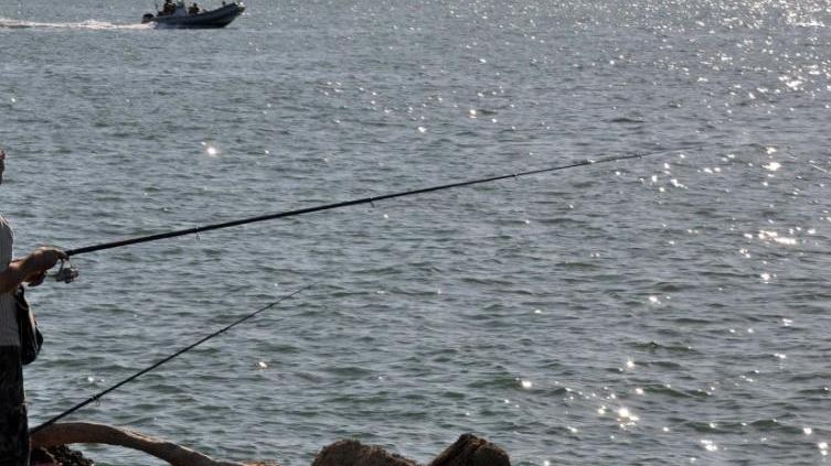 Un pescatore in una foto d'archivio