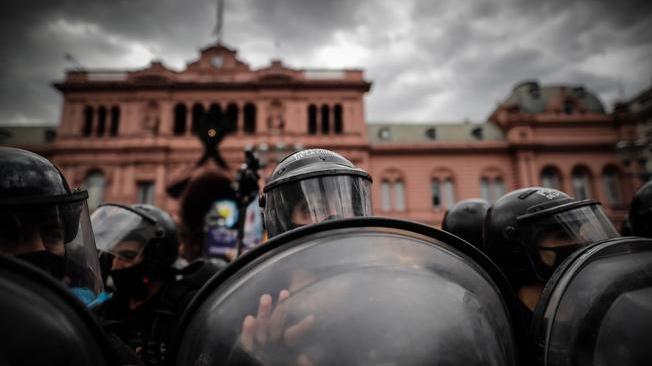 Buenos Aires, scontri tra polizia e folla alla camera ardente di Maradona 