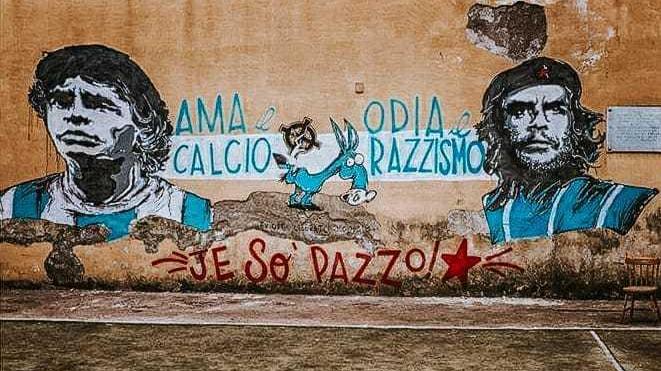 “E chill’at chi è?” “ È o tatuagg ’e Maradona”. «Guevara e il Pibe a Napoli nel mio murales»
