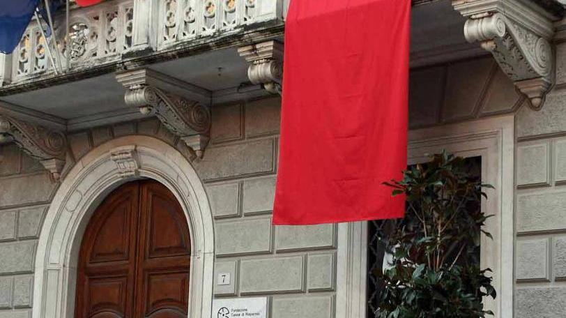Drappo rosso e luce, simboli e iniziative per dire mai più violenza sulle donne