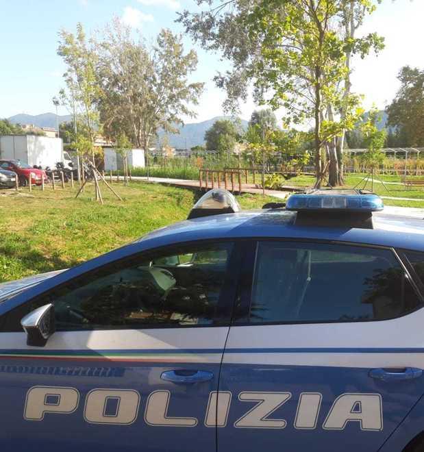 Pugni e calci alla donna che chiede di raccogliere la cacca del loro cane
