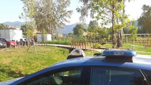 Pugni e calci alla donna che chiede di raccogliere la cacca del loro cane