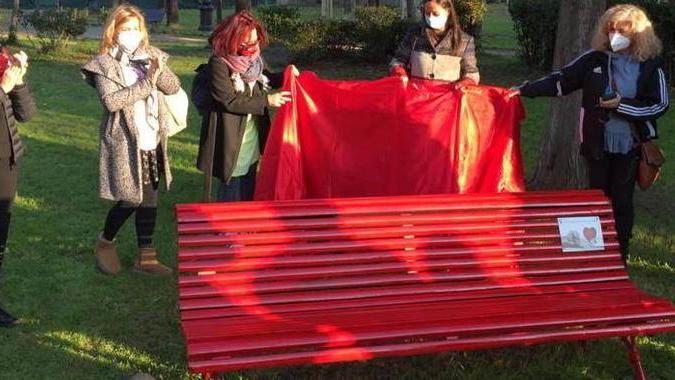 La panchina rossa con la targa anti violenza