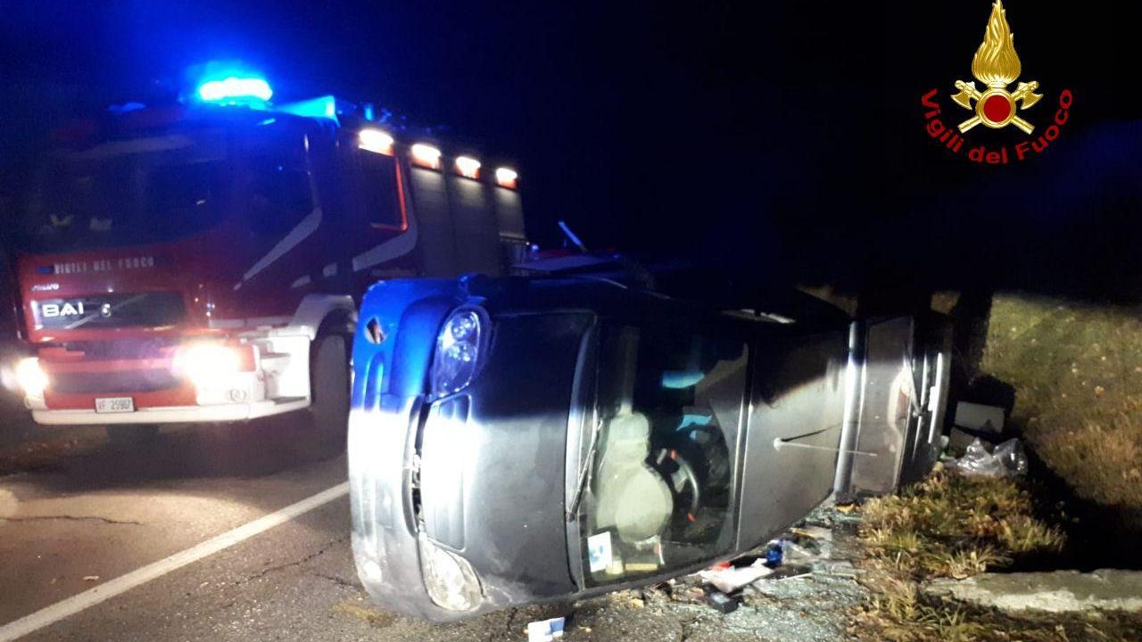 Saltino di Prignano: auto si rovescia all'incrocio. Lievi ferite per il conducente