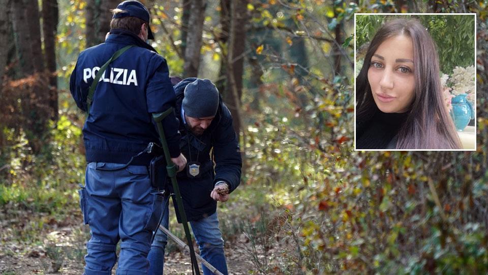 Poliziotti in azione con il metal detector alla ricerca del telefono di Krystyna