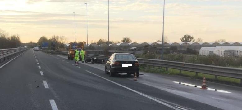 Incidente sulla Variante a Viareggio: grave un motociclista