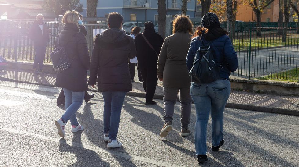 Codigoro, Scuola “vietata” ai genitori: «Aspettiamo i bimbi in strada» 