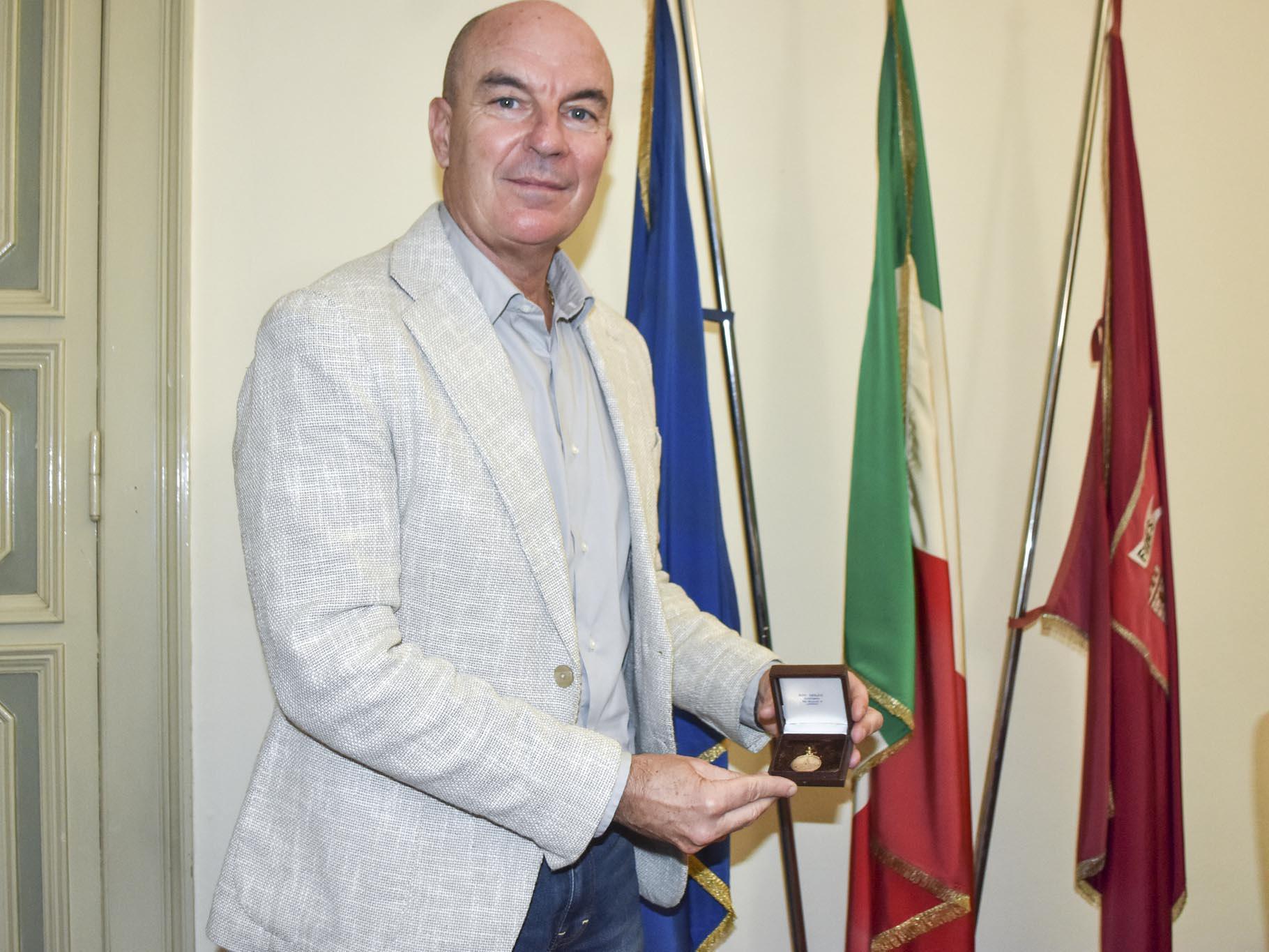 Il sindaco Luca Salvetti con la medaglia del 1987 (foto Michele Silvestri)
