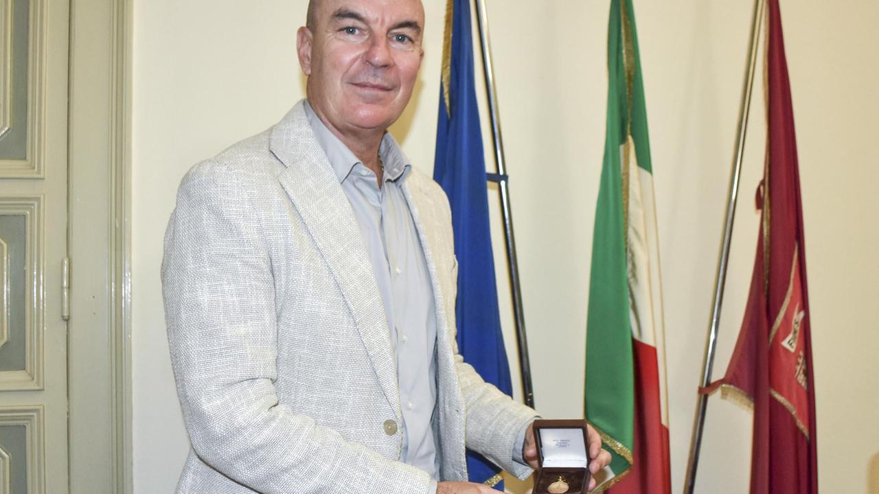 Il sindaco Luca Salvetti con la medaglia del 1987 (foto Michele Silvestri)