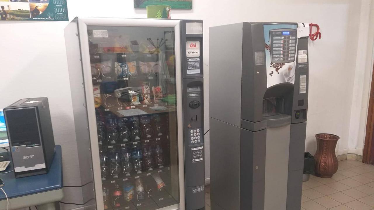 Le macchinette prese di mira dai ladri all'interno della scuola media Michelangelo