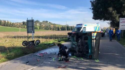 L'incidente fra un'Ape e una motocicletta a Petroio (foto Carlo Sestini)