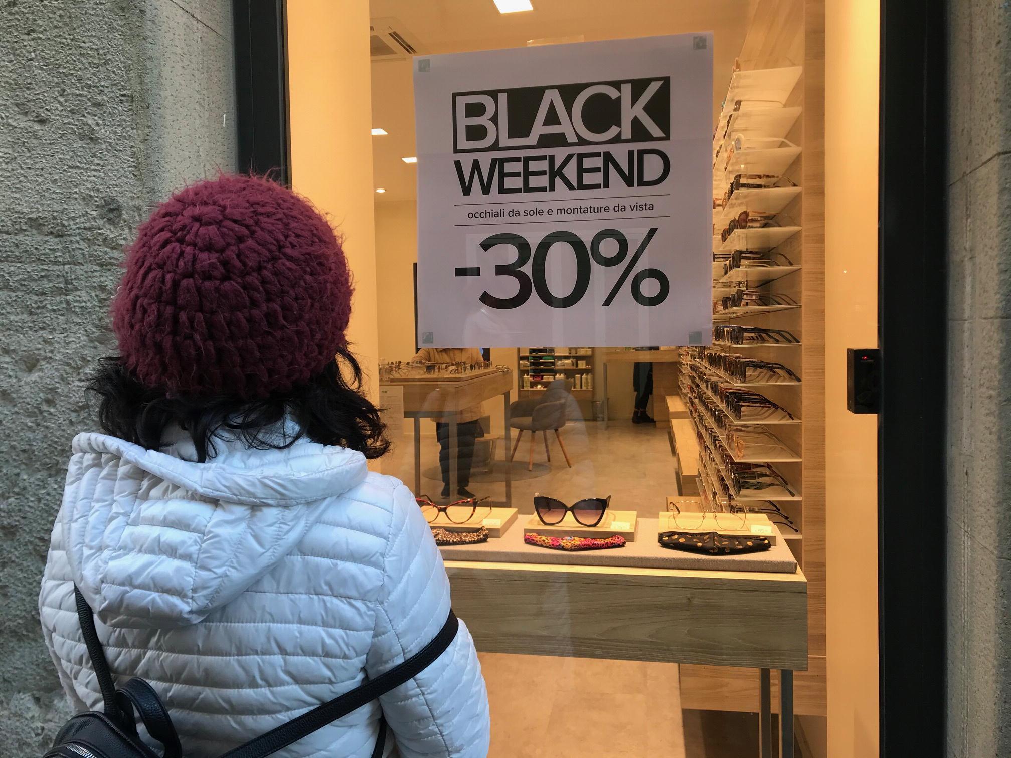 Una vetrina con lo sconto del “black weekend
