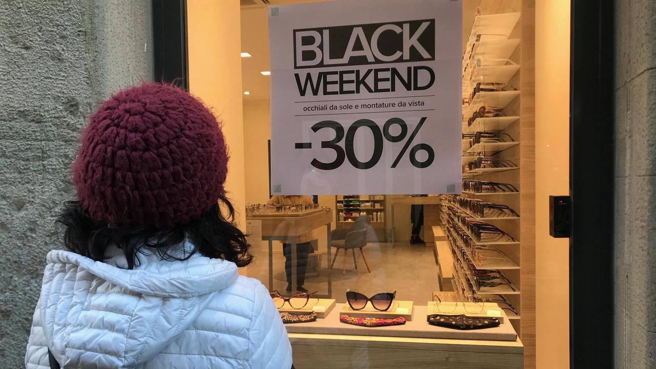 Una vetrina con lo sconto del “black weekend