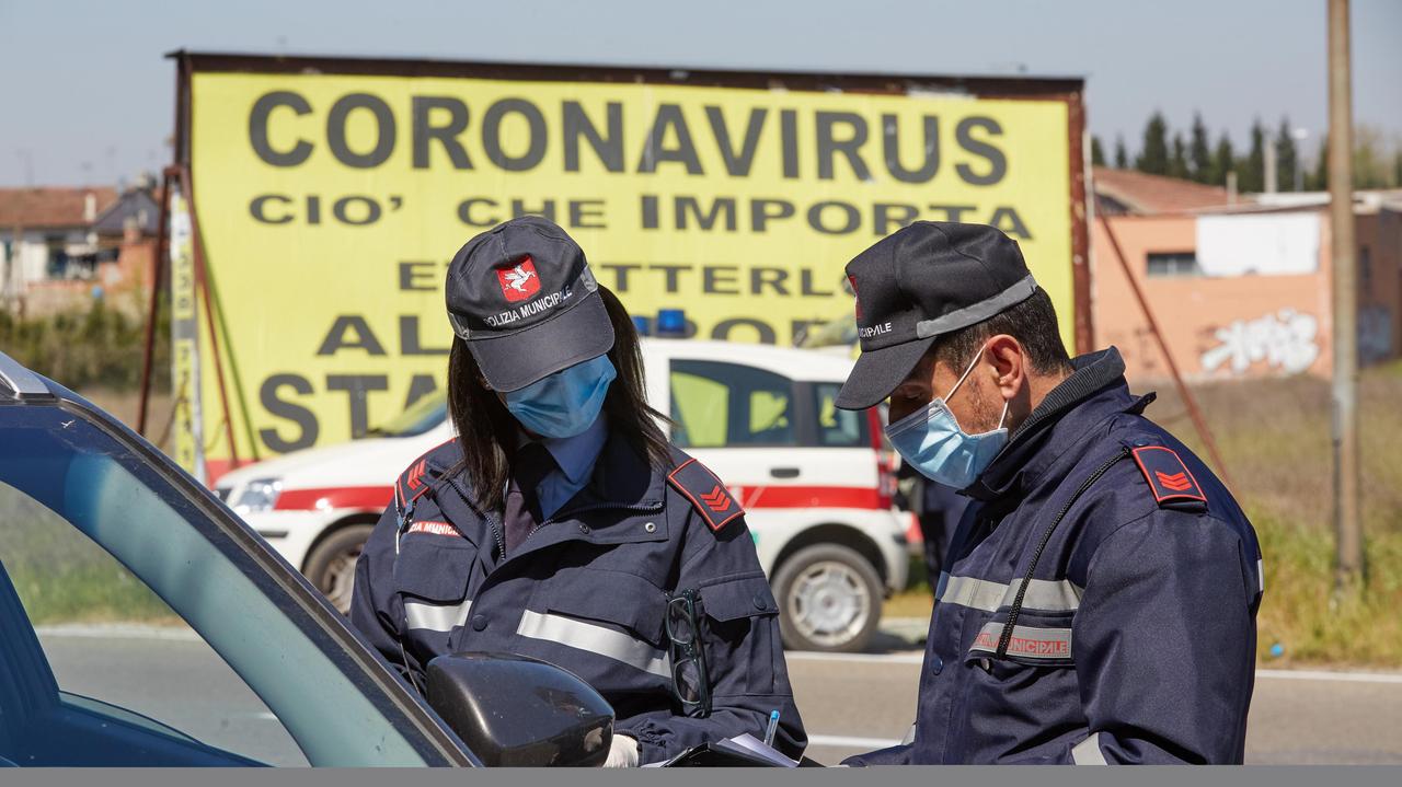 Controlli della polizia municipale (foto Carlo Sestini)