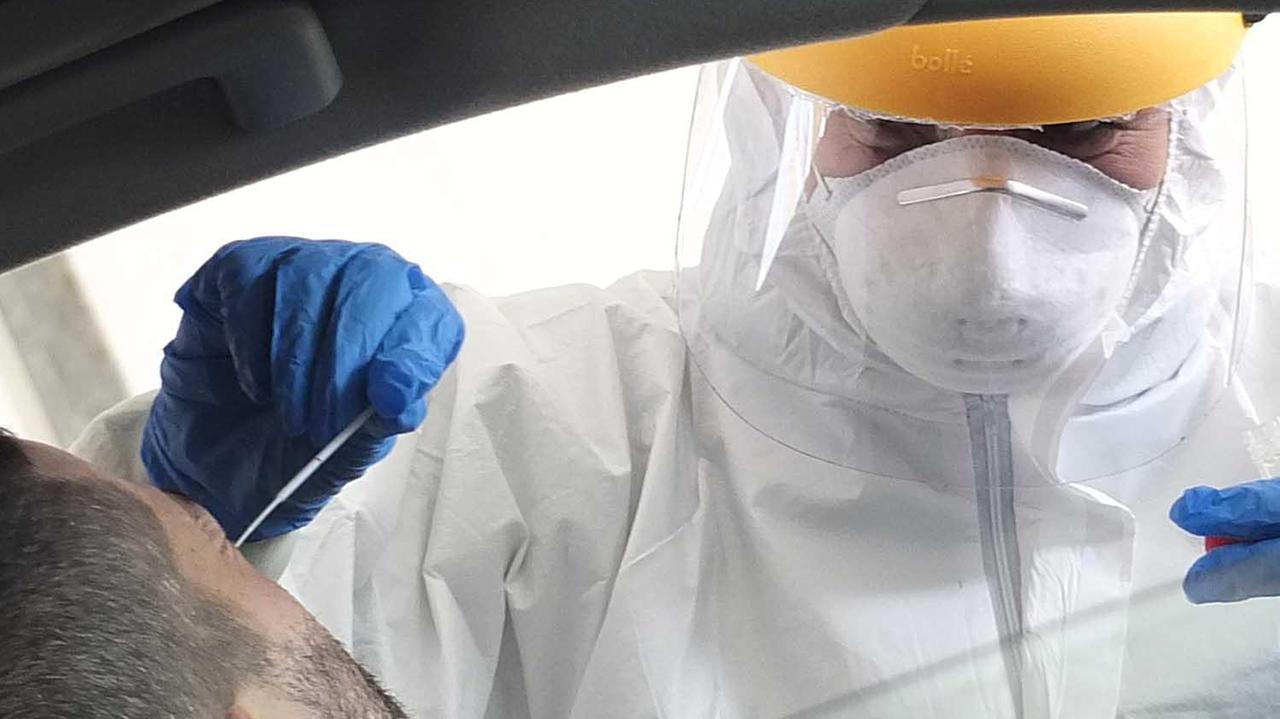 Un uomo sottoposto a un tampone per rilevare l'infezione da Covid-19 (Foto d'archivio)