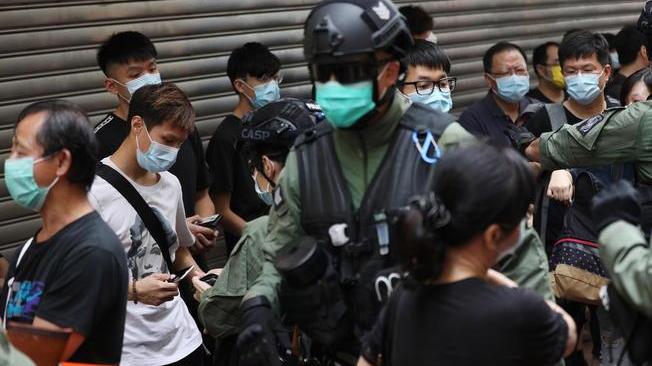 Hong Kong: uova contro la polizia, condannato a 21 mesi