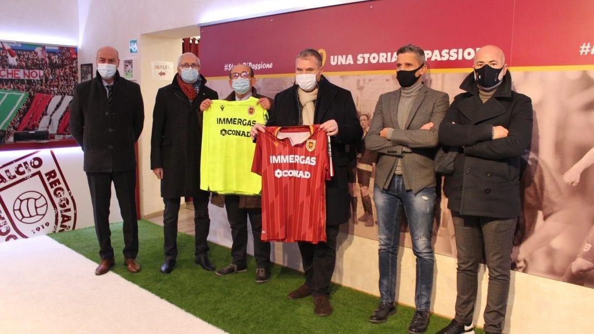 La presentazione delle nuove maglie granata con il doppio sponsor