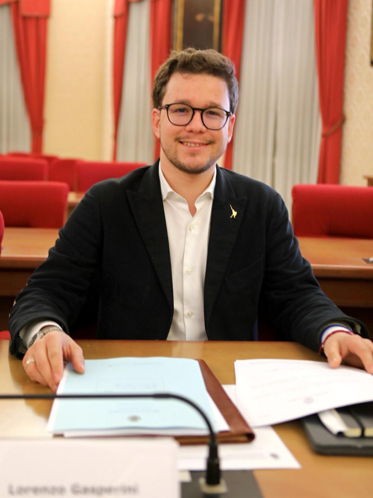Livorno, il consigliere della Lega: "La prima causa di femminicidio è l'aborto". Fratoianni: "Basta con questi deliri"