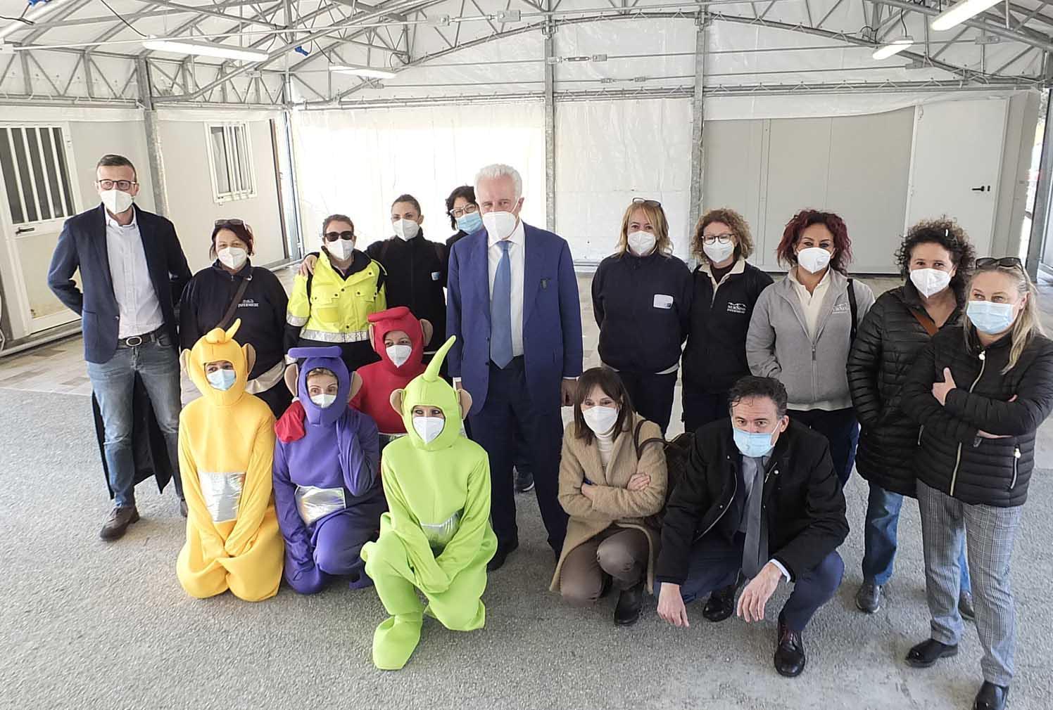 Il presidente Giani venerdì 27 a Pisa nella foto di gruppo con gli operatori del nuovo drive-thru tra cui alcuni vestiti da Teletubbies per fare tamponi ai bambini (foto Fabio Muzzi)