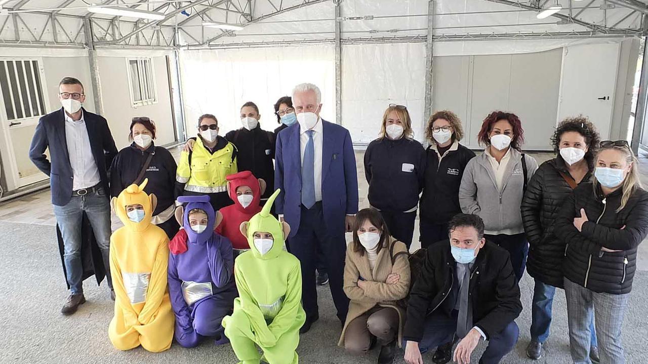 Il presidente Giani venerdì 27 a Pisa nella foto di gruppo con gli operatori del nuovo drive-thru tra cui alcuni vestiti da Teletubbies per fare tamponi ai bambini (foto Fabio Muzzi)