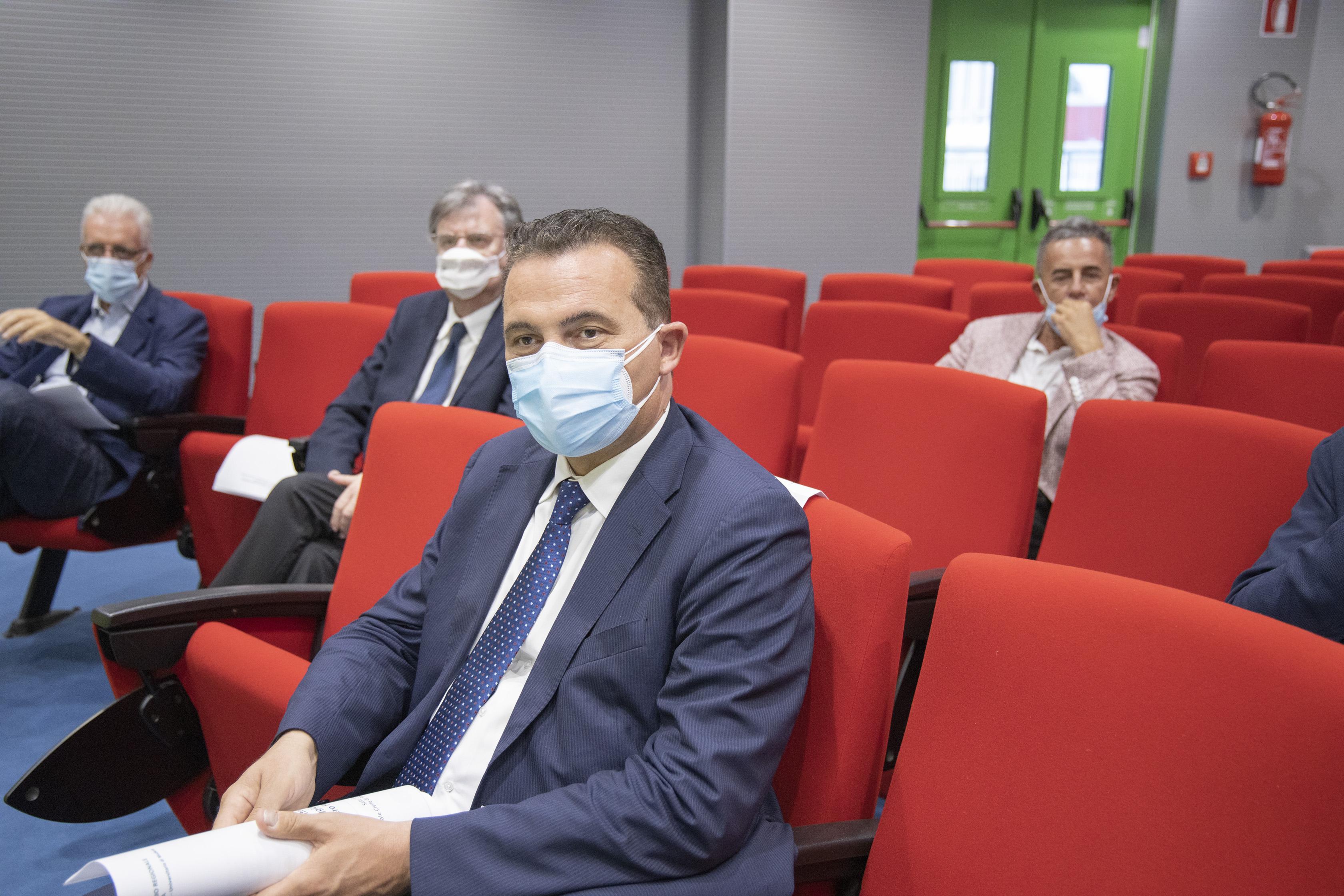 Modena, i casi tornano a impennarsi Donini: «Tamponi rapidi in farmacia» 