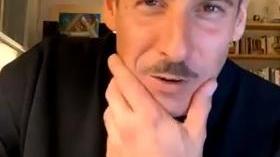 Francesco Gabbani intervistatore parla di vaccino con la virologa