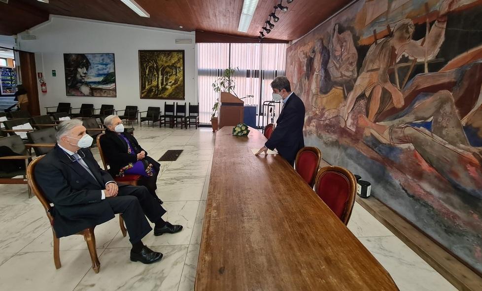 Una coppia simbolo e 328 pergamene inviate ai coniugi inossidabili