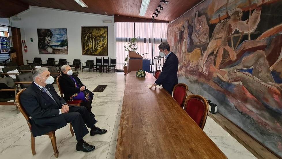 Una coppia simbolo e 328 pergamene inviate ai coniugi inossidabili