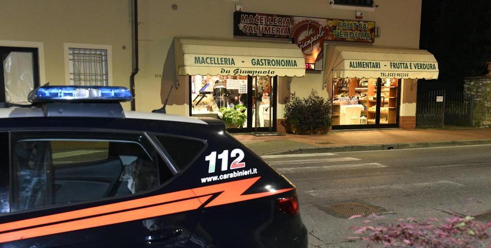 Gli puntano la pistola contro la faccia, lui li mette in fuga mostrando un coltello 