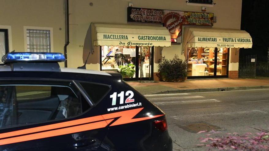 Gli puntano la pistola contro la faccia, lui li mette in fuga mostrando un coltello