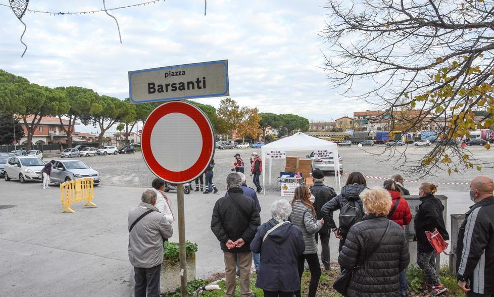 Mascherine, primo giorno di consegna File, traffico intasato e lunghe attese 