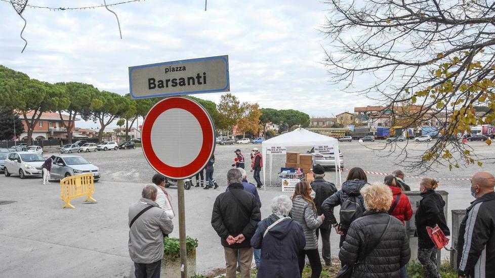 Mascherine, primo giorno di consegna File, traffico intasato e lunghe attese