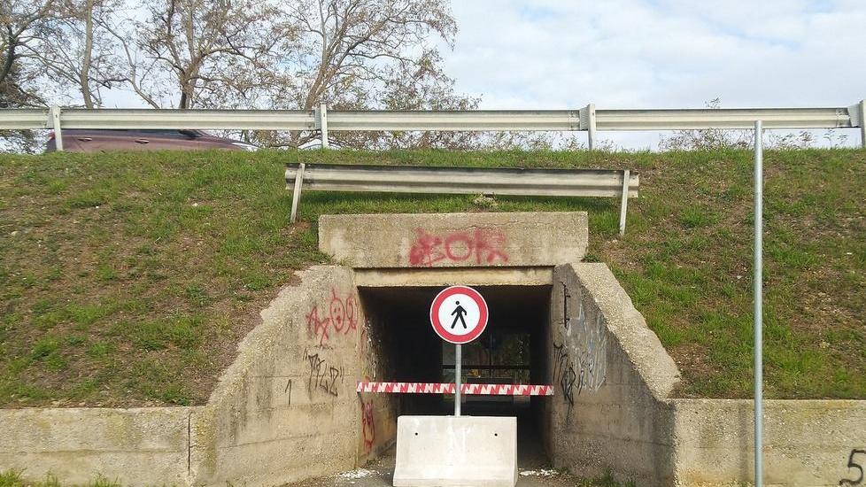 Piovono calcinacci: chiuso il “ponticino” dello Scalo
