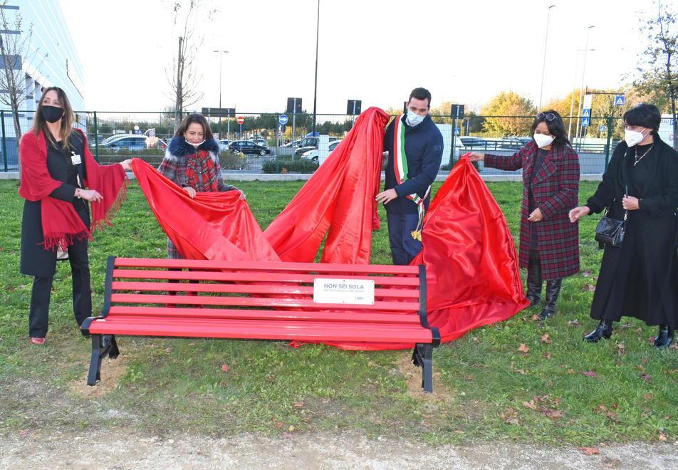 Una panchina rossa al parco