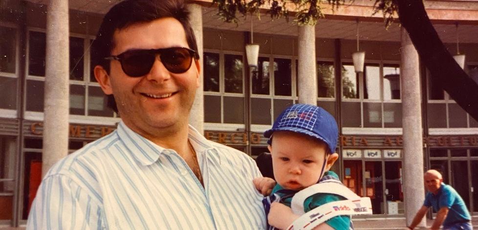 Di padre in figlio: Nicolò presto papà in braccio a Leo Melli negli anni ’90