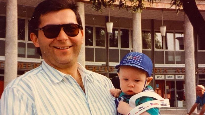 Di padre in figlio: Nicolò presto papà in braccio a Leo Melli negli anni ’90