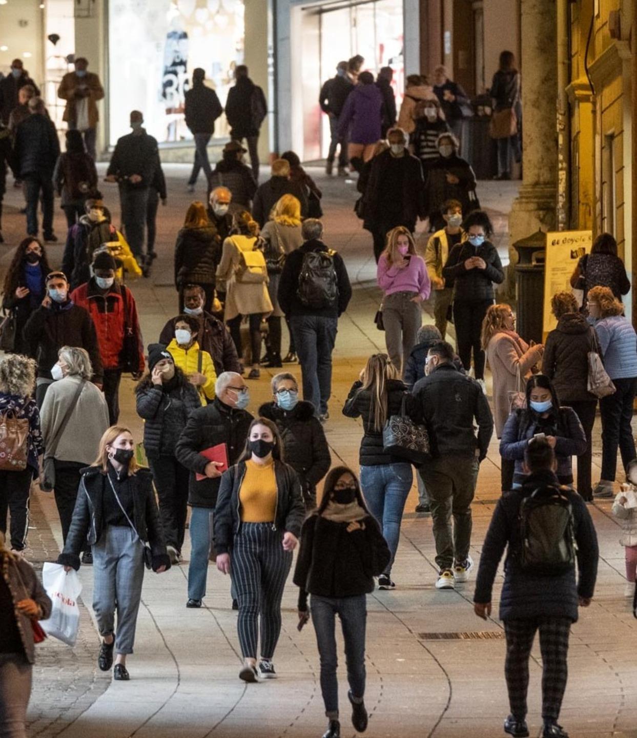 Prima del coprifuoco, tutti in centro per aperitivi e acquisti 