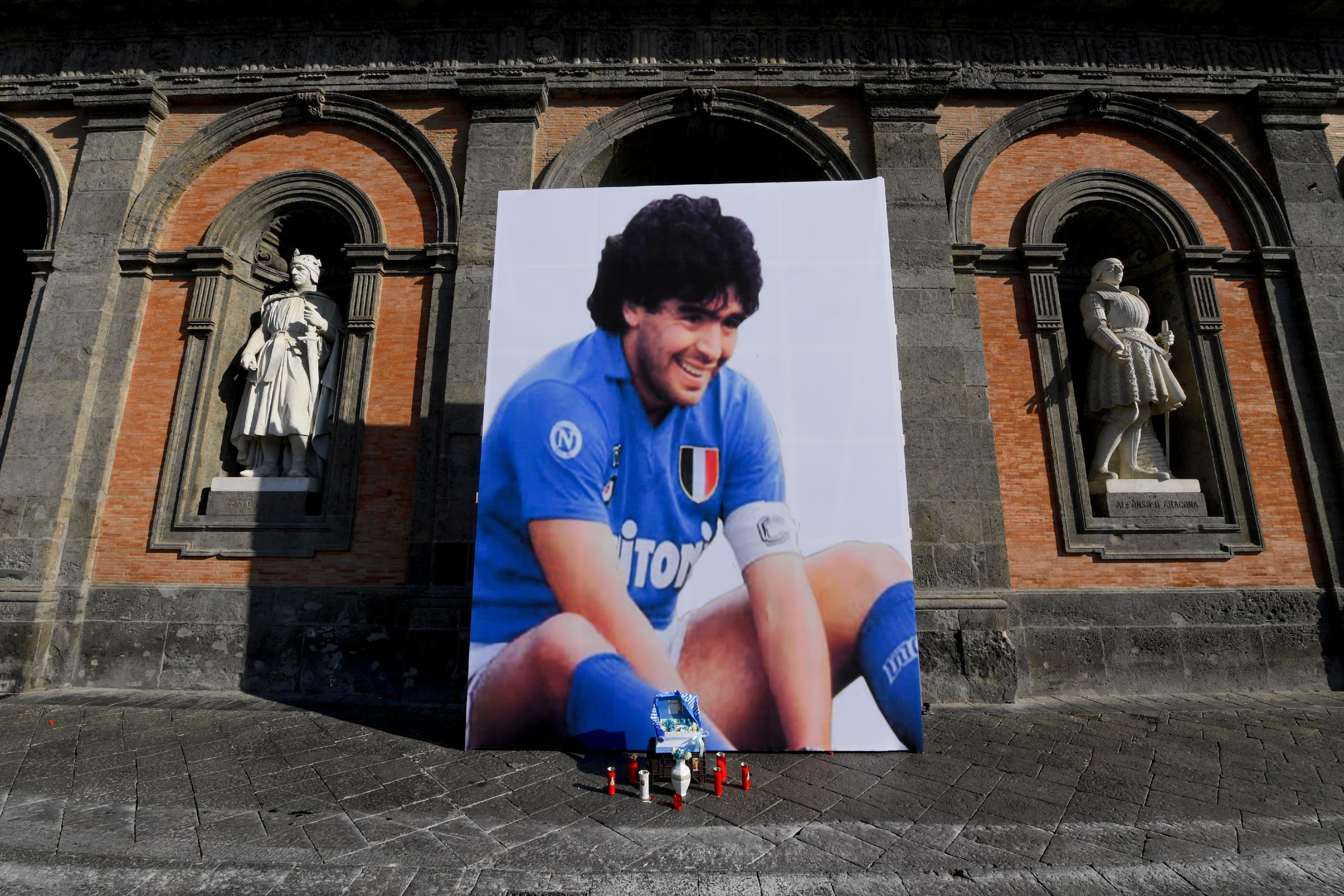 L'immagine di Diego Maradona su Palazzo Reale, in piazza Plebiscito a Napoli