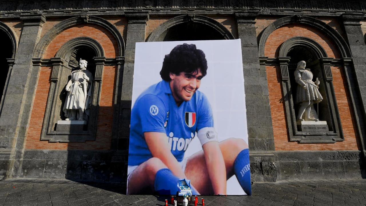 L'immagine di Diego Maradona su Palazzo Reale, in piazza Plebiscito a Napoli