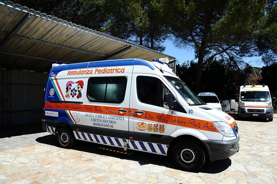 Un’ambulanza della Pubblica assistenza di Rosignano (foto d'archivio)