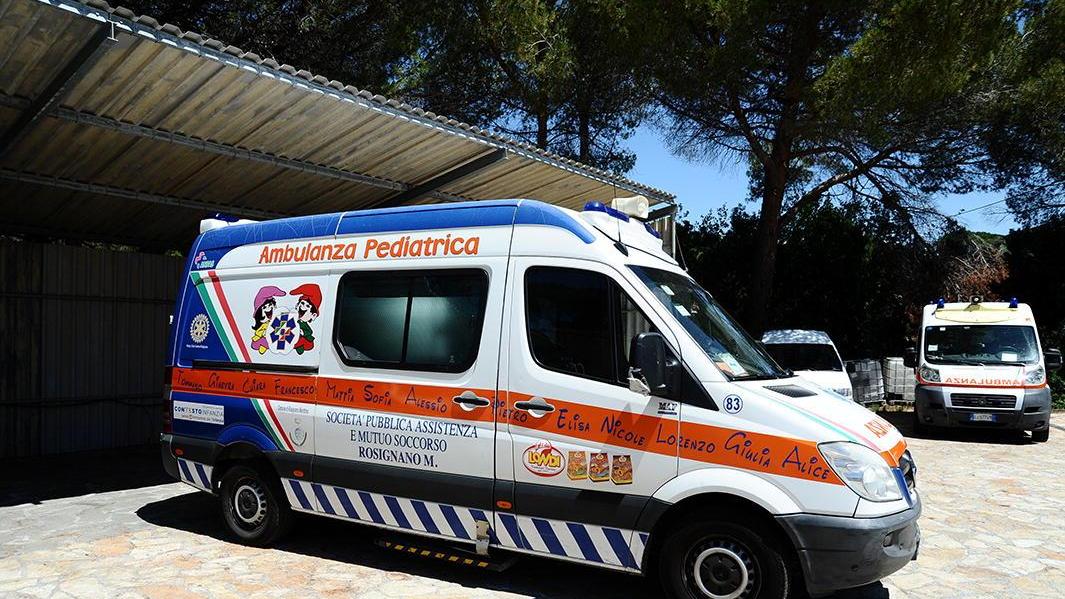 Un’ambulanza della Pubblica assistenza di Rosignano (foto d'archivio)