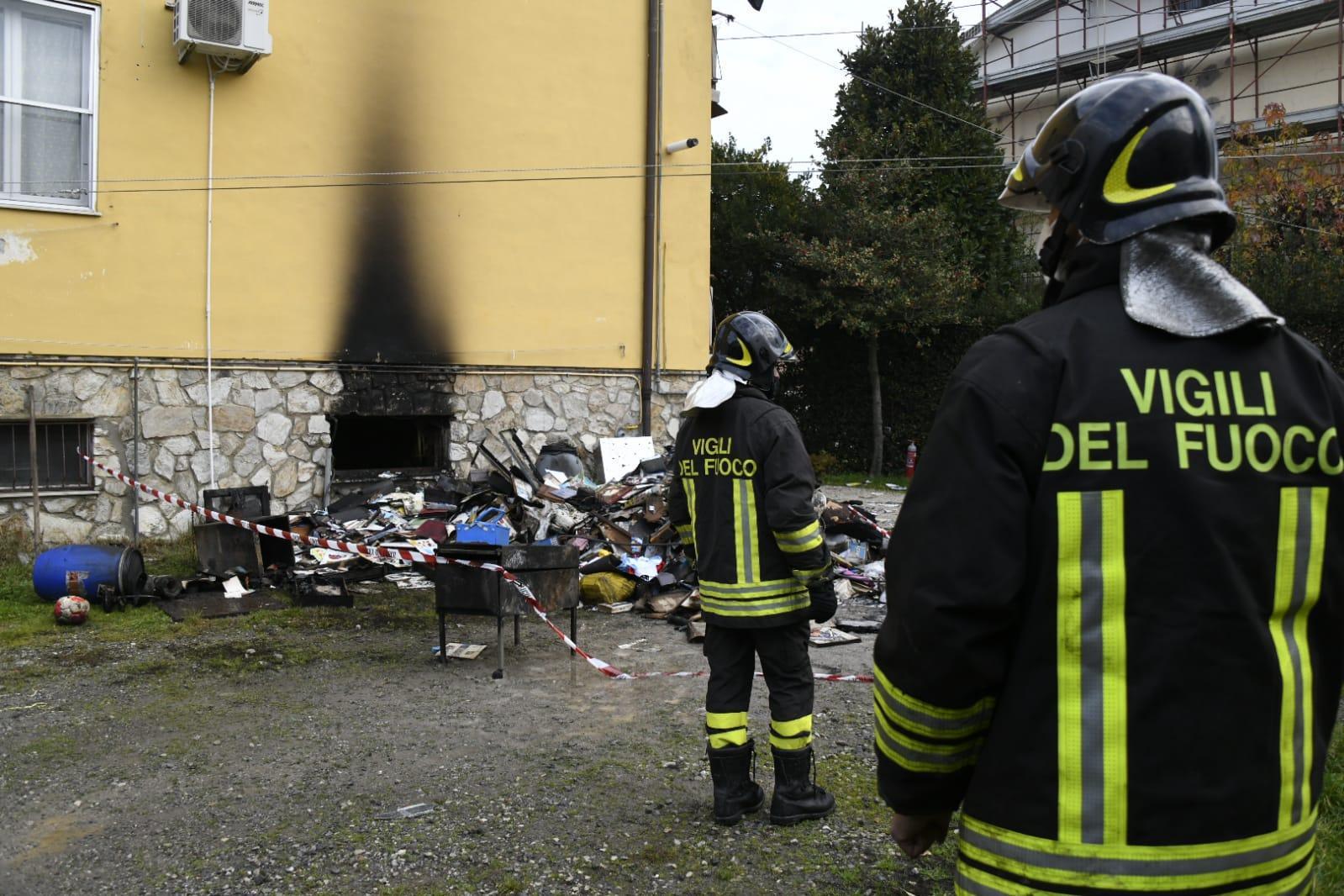 I Vigili del fuoco nel giardino della palazzina andata a fuoco (Foto Fiorenzo Sernacchioli)