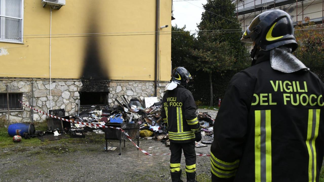 I Vigili del fuoco nel giardino della palazzina andata a fuoco (Foto Fiorenzo Sernacchioli)