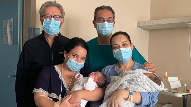 Sorelle partoriscono insieme in ospedale Covid a Brindisi