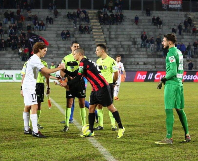 Scambio di gagliardetti in un passato derby fra Pistoiese e Lucchese