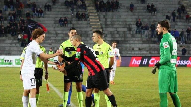 Scambio di gagliardetti in un passato derby fra Pistoiese e Lucchese