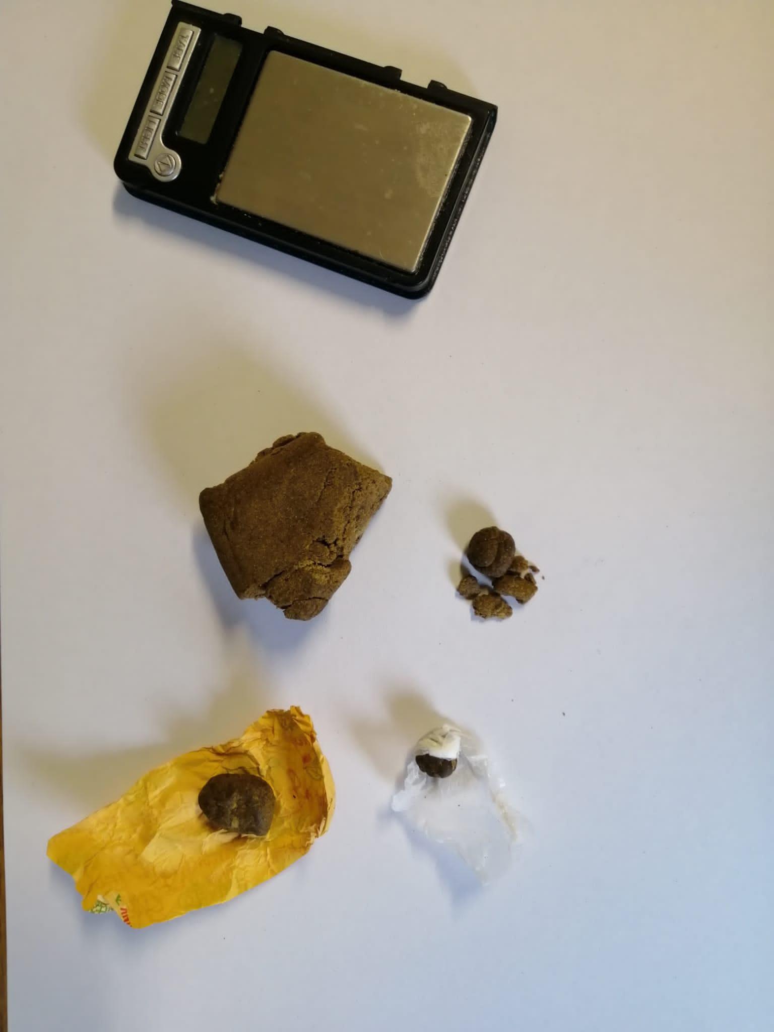 La droga e la bilancina sequestrata dai carabinieri di Empoli